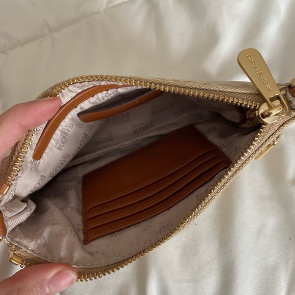 Michael Kors Wristlet - barely used - Picture 4 of 4